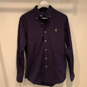 Ralph lauren skorta - Fin ralph lauren oxfordskjorta | väldigt bra skick | perfekt nu till vår/sommar | han på bilden är 180cm lång | kontakta mig för mer info 😁