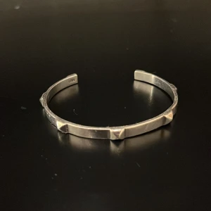 Armband  - Jättefint armband med nitar justerbar. Armbandet är gjort utav rostfritt stål!