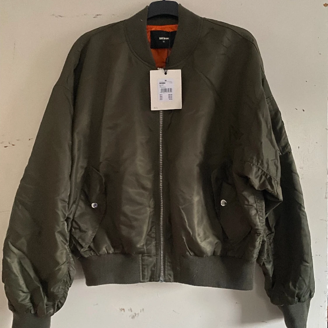 Bombajacka, helt oanvänd lappen kvar har 2 stycken denna i M och en till i L