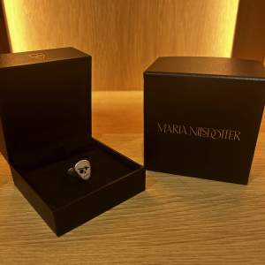 Säljer min Maria Nilsdotter ring i äkta 925 sterling silver och mycket snygg. Jag kan även tänka mig att byta den mot något annat från Maria Nilsdotter❤️ Den är i bra skick och sååå snygg. Säljer pågrund av att den är lite liten❤️