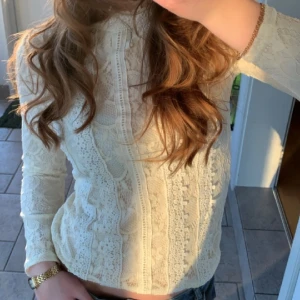 Långärmad topp med detaljer💘 - Jättefin långärmad topp med superfina detaljer❣️ Säljs för att den inte används längre, kontakta mig för fler bilder, frågor och intresse!