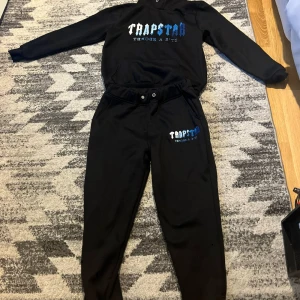 Trapstar tracksuit  - Den är S men passar också M. Den är äkta köpt ifrån Vestiaire Collectiv. Jag säljer den för att den inte passade min stil. Jag säljer den för billigt eftersom den inte har några snören. Pris går att diskutera.