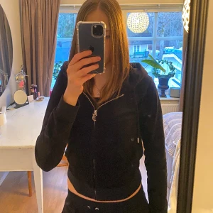 juicy couture kofta - säljer min juicytröja då den har blivit lite för liten. använd några gånger men fortfarande fint skick ! 💕 pris går att diskutera ☺️