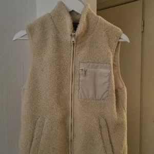 Teddyväst S - Superfin teddyväst med fickor, från Lindex. Fint skick!