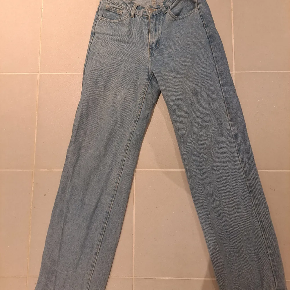 Säljer jeans från shein, fint skick. För små för mig men hoppas att någon annan kan glädjas av dem😊 storlek 34 och passar mig bra i längden som är 169. Jeans & Byxor.