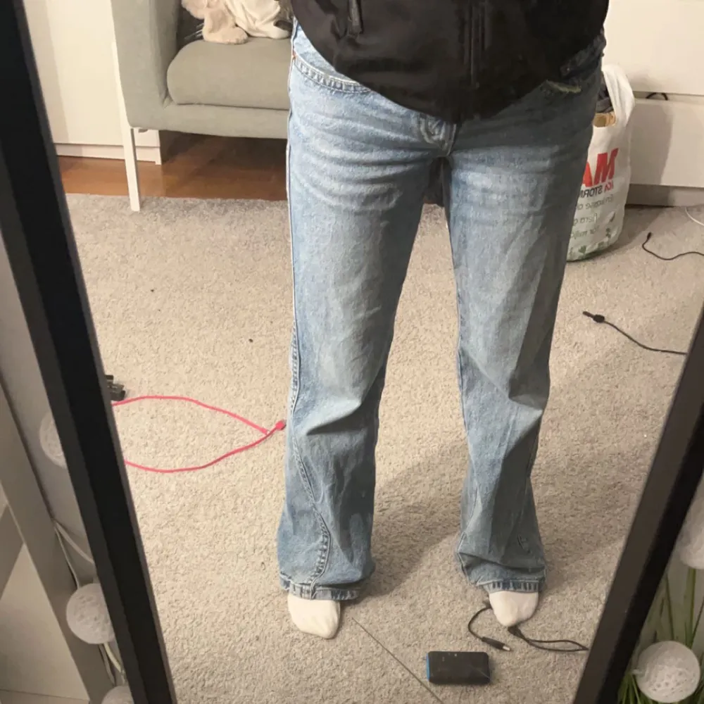 Hej! Säljer ett par jätte fina low waist jeans från Levis ”noughtiest bootcut jeans”. Originalpris=1299 Byxorna är i mycket bra skick ❤️jag är 163cm och dom är perfekt i längd. Pris kan diskuteras❤️. Jeans & Byxor.