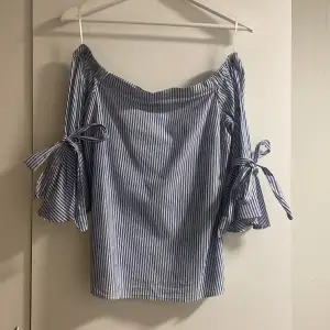 Superfin off-shoulder blus i bra skick, använd enstaka gånger.