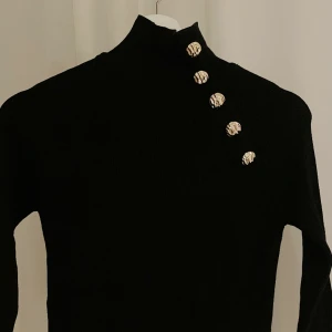 Polotröja 🖤 - Säljer nu min polotröja med fina guldiga detaljer på, från chiquelle ✨ Endast provad 🖤 Nypris: 499 kr