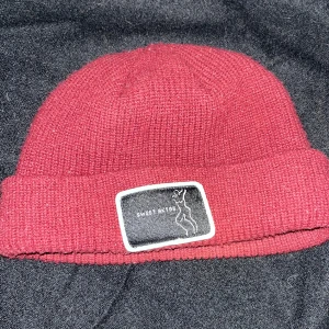 Sweet sktbs mössa - Supersnygg mössa från sweet sktbs (köpt på junkyard för typ 5 år sedan). Knappt använd, bara legat i en låda 🤎