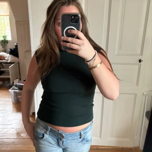 Zara topp  - Säljer min zara topp i en fin mörk grön färg men de visas inte så mycket på bilden, fler bilder kan skickas privat. 😇💖