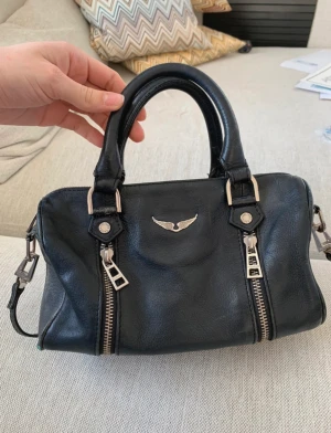 Zadig & Voltaire väska - Zadig & Voltaire sunny XS väska. Köpt år 2016, äldre model. Modell Sunny XS, fortfarande samma storlek som den på hemsidan. Har hållit otroligt bra genom åren och har fortfarande många kvar att ge. De är använd men i bra skick!😍💕☺️Jag har fler bilder.