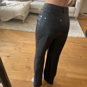 Läderbyxor (fejk) - Snygga läderbyxor från NAKD, bra skick!!