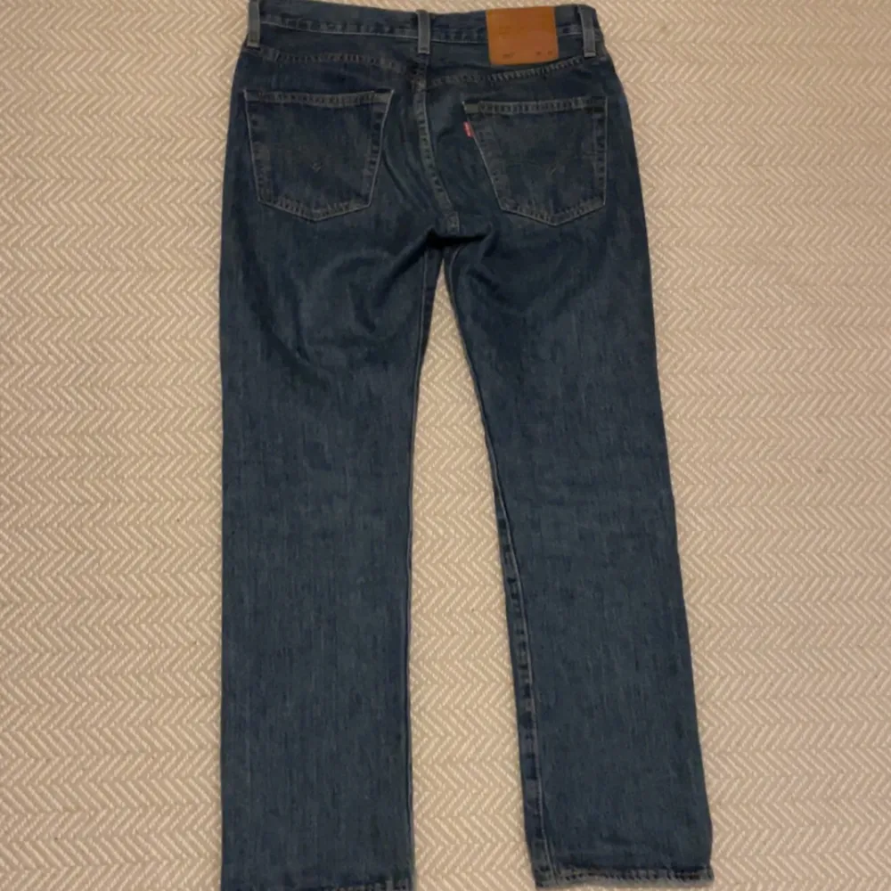 Blåa levisjeans som jag köpte för någon månad sedan. Tröttnat på dem och väljer därför att sälja dem nu. I otroligt bra skick.. Jeans & Byxor.