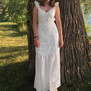 Vit långklänning🤍 - Säljer nu min konfirmationsklänning då den inte kommer till användning.🤍 Den är lång med två slitsar fram vid benen, öppen rygg  och små blommor broderade på.🪷 Perfekt till konfirmation eller studenten. 👩‍🎓Använd en gång.  Pris kan diskuteras🥰