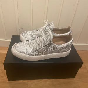 Giuseppe Zanotti - 8.5/10 skick. Minimal creasing, fresh insida. Aldrig omknutna. Glansiga. Digitalt kvitto och allt og finns. Sitter som 41/42. 