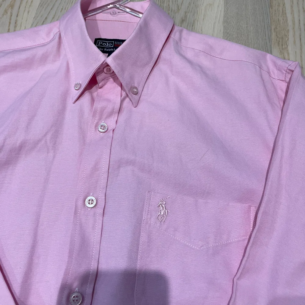 Säljer en snygg hel rosa Ralph lauren skjorta. Har aldrig använt den så den är i nyskick. Perfekt till sommaren. Hör av er vid funderingar.. Skjortor.