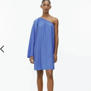 Arket one shoulder klänning  - Säljer min helt nya arket klänning som endast är testad. Prislapp och förpackningspappret på.  Nypris 690kr