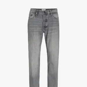 Säljer nu dessa gråa jack n Jones jeans, modellen heter chris. Säljer båda samtidigt. Båda samma storlek. Skriv vid mer bilder på själva jeansen. Pris kan diskuteras vid snabbt köp. Skriv vid fler frågor.