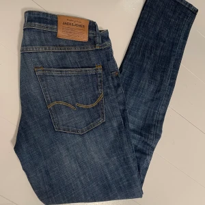 Jack&jones slim jeans - Hej! Säljer även dessa snygga jeans från Jack&jones. Dem är knappt använda och i otroligt bra skick! Dem sitter väldigt skönt och har en snygg liten slitning på vänster ben. Storlek 28/32 men passar 29/32. Modellen är 175cm. Hör av er vid frågor!