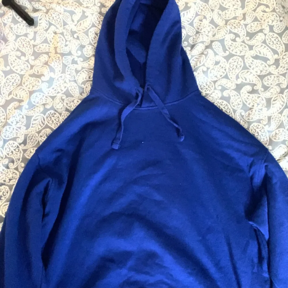 Mörk blå hoodie från zara, använd ett par gånger men är fortfarande i jätte bra skick. Helt slutsåld på hemsidan och i affär💗  För mer bilder eller info skriv privat💗 Skriv GÄRNA prisförslag💗. Hoodies.