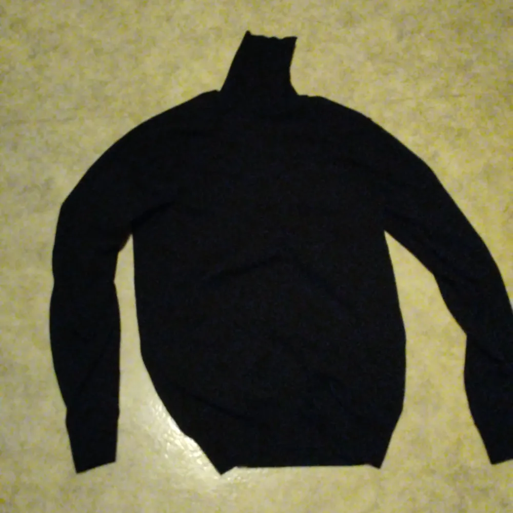 Säljer denna tröjan för den är för liten nu, skicket är 9/10 . Tröjor & Koftor.