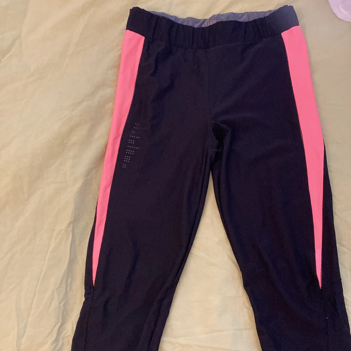 Träningsbyxa med ficka på baksidan 