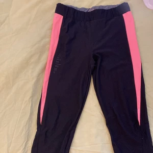 Träningsbyxa med ficka på baksidan  - Träningsbyxa från Cubus i stl M (men ganska liten i storleken). Finns bakficka.