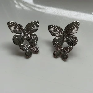 Fjärlis örhängen  - Säljer dessa örhängen ifrån Raglady då jag aldrig använt dom. 