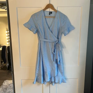 Sommrig klänning - Super söt och fin klänning från VeroModa i storlek S aldrig använd!