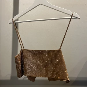 Guldglittrig topp - Guldig topp med stenar från zara. Aldrig använt strl XS-S.