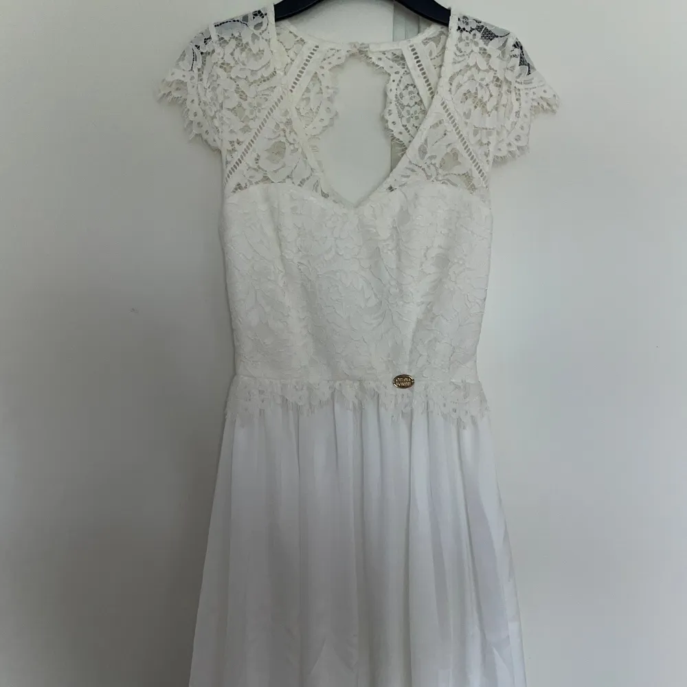 Superfin vit klänning med spets upptill. Använd 1 gång! Från Chiara Forthi. Perfekt till studenten🌟. Klänningar.