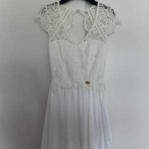 Superfin vit klänning med spets upptill. Använd 1 gång! Från Chiara Forthi. Perfekt till studenten🌟