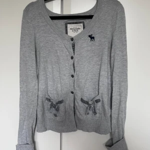 Söt kofta strl L 🤍 - Jätte söt grå kofta i strl L 🤍  Koftan är i bra skick.  Den har fina rosetter på fickorna och ärmarna går att vika upp och anpassa efter smak 🤍