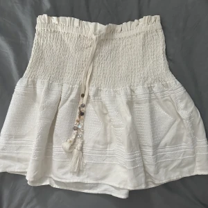 Zara kjol - Säljer en supersöt kjol från Zara. Köpte den förra sommaren men aldrig använt den då den är för stor💕 fina detaljer och perfekt nu i sommar💕strl M