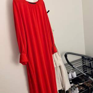 Ny! Jättefin röd klänning/ abaya. Det är one size på den. Längden skulle jag säga passar mellan 160-168cm . -den har band så kan knytas i midjan 