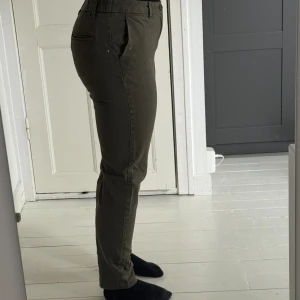 Tjock tyg  - Använde ganska mycket men inte nu längre, den är litet för mig nu.  Det är stretch och skönt att använda.  Det är petites byxor. 