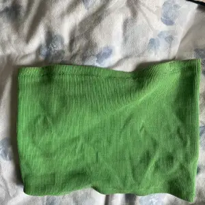 Grön Tubtopp från Zara i storlek S, perfekt till sommaren ☀️