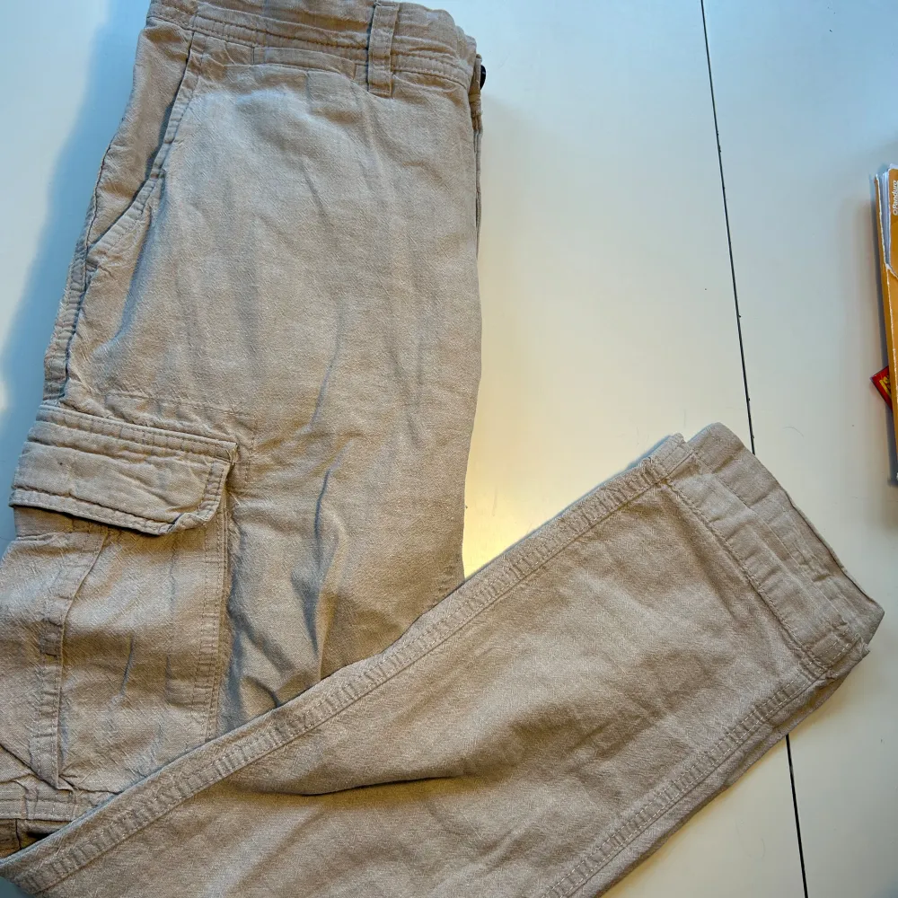 Skick 10/10  Snygga till sommarn och riktigt sköna linnebyxor. Jeans & Byxor.