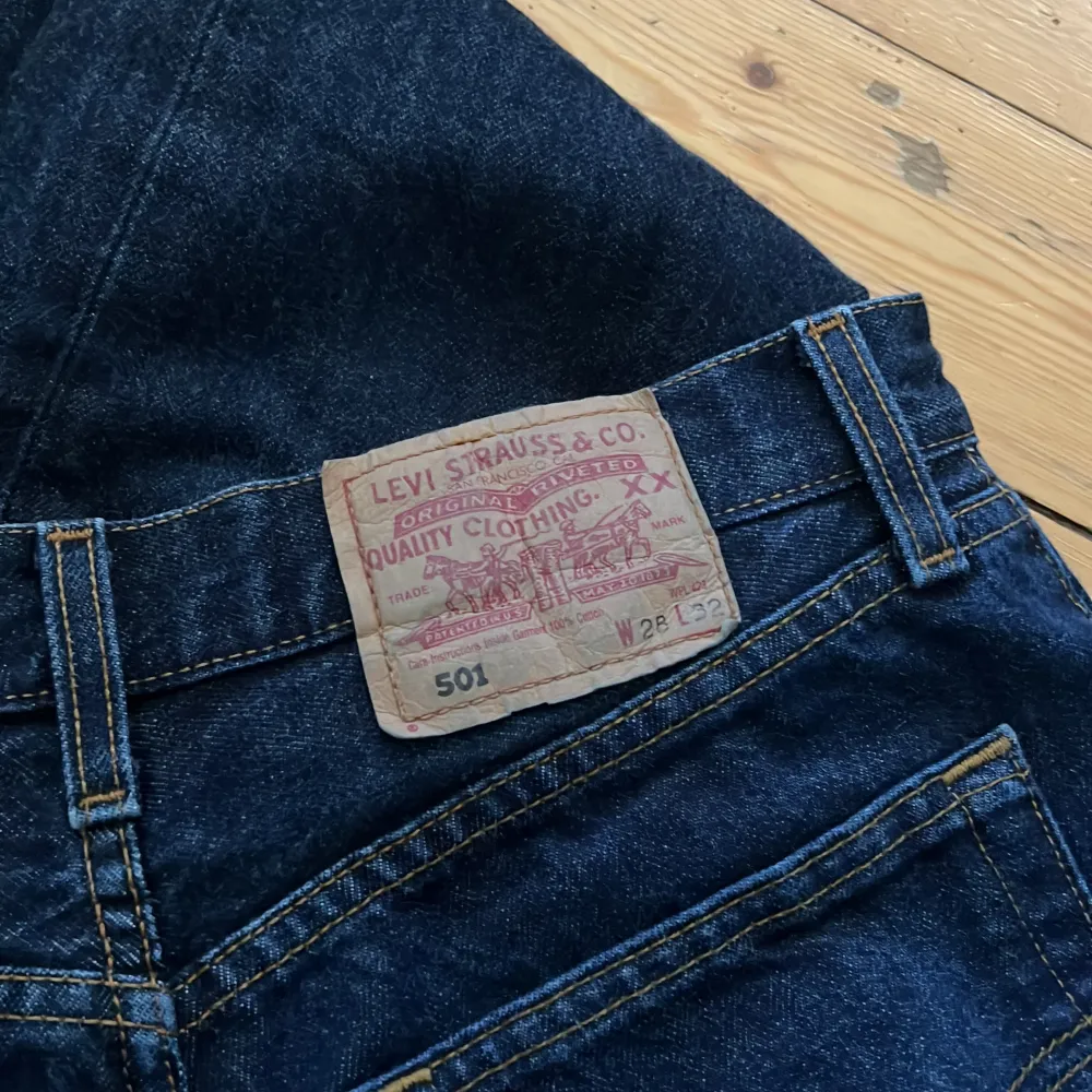 Klassiska 501:or från Levis i en fin mörkblå tvätt, skulle säga midwaist i storlek W28 L32. Finns inga tecken på användning, mycket bra skick💕 priset går att diskutera vid en snabb affär!. Jeans & Byxor.