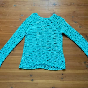 Hålstickad tröja   - Tunt stickad tröja från Lindex (vintage), går ej att finna i butik! Långa ärmar och perfekt längd så passar alla oavsett om man är kort eller lång!