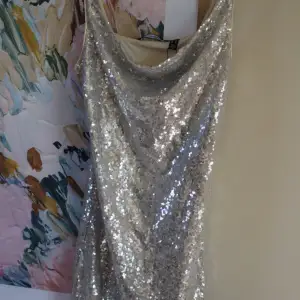 glittrig klänning från Vero Moda, ny med prislappen kvar.  