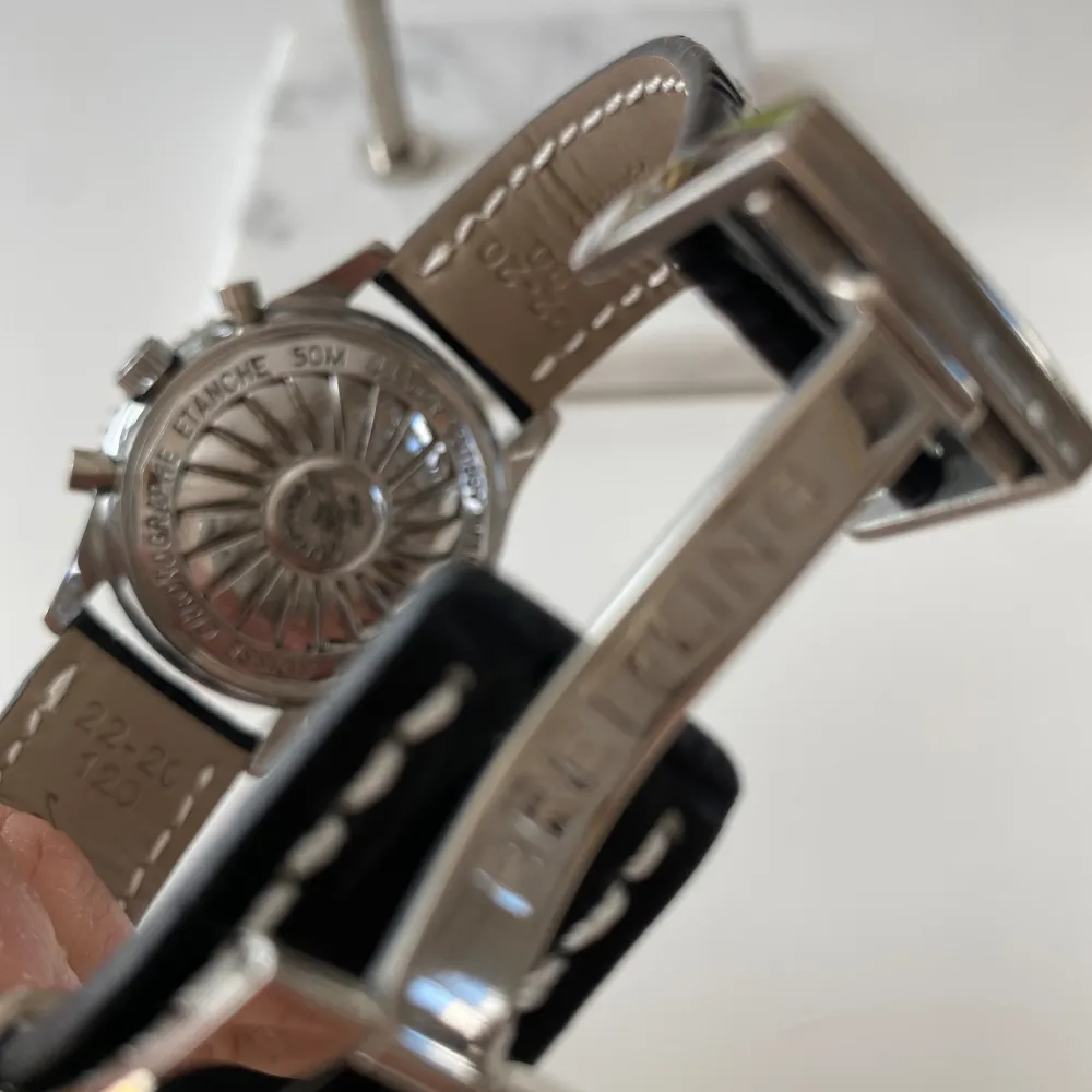 Säljer en fin automatisk klocka med ny en armband och spänne till, en liten spricka på vänster sida mellan kl 8-9 men förövrigt i fin skick. . Övrigt.