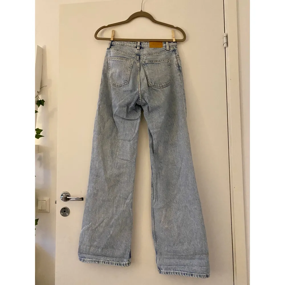 Säljer dessa superfina ljusa ripped Jeans från Monki i stl 25. De är i fint skick✨ modell: wide. skriv om du har frågor :). Jeans & Byxor.