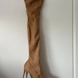 Overknee boots - Enkla overknee boots i mörk beige färg. Storlek 39, aldrig använda, provade inomhus har bara stått i garderoben. Köparen står för frakten. Org pris 799, säljer för 400kr