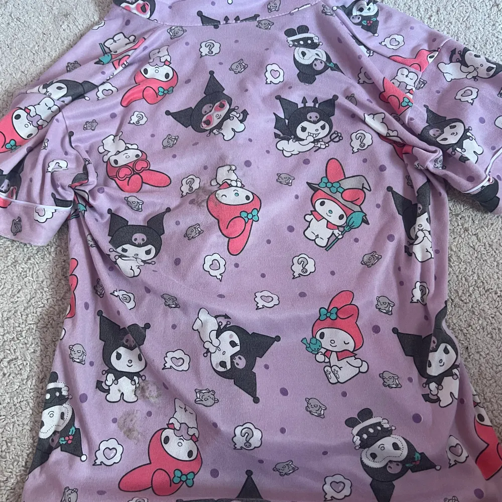 en jättegullig kawaii pyjamas tröja med my melody och kuromi på som är köpt på kawaii shop.  jag säljer den för att jag inte använder den så ofta och jag har användit den minst 10 gånger. den har 3 fläckar på ryggen som inte synns jättemycket💗 . T-shirts.