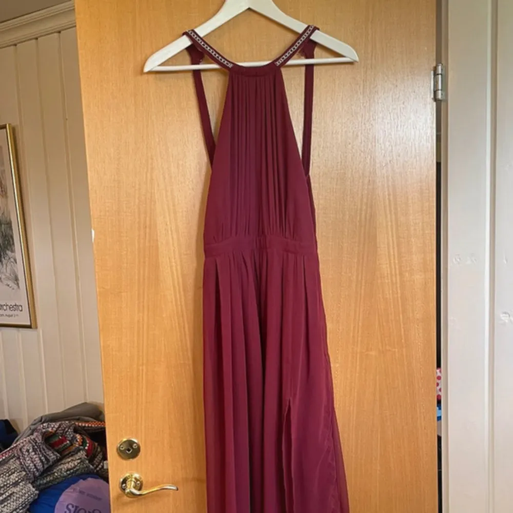 Vinröd klänning  Fint skick - använd 1 gång.  Märke: NLY Stl 34 . Klänningar.
