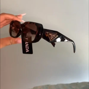 Solglasögon  - Jättefina solglasögon inte äkta dock. Kan diskutera priset vid snabbaffär 