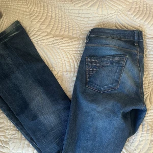 Bootcut jeans  - Snygga bootcut jeans från zara med strass på bakfickorna. Storlek 38 💕