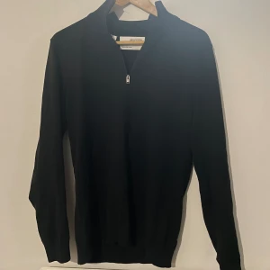 Stickad half zip  - Stickad half zip ifrån selected homme, änvönd få gånger. Väldigt skönt och mjukt tyg.