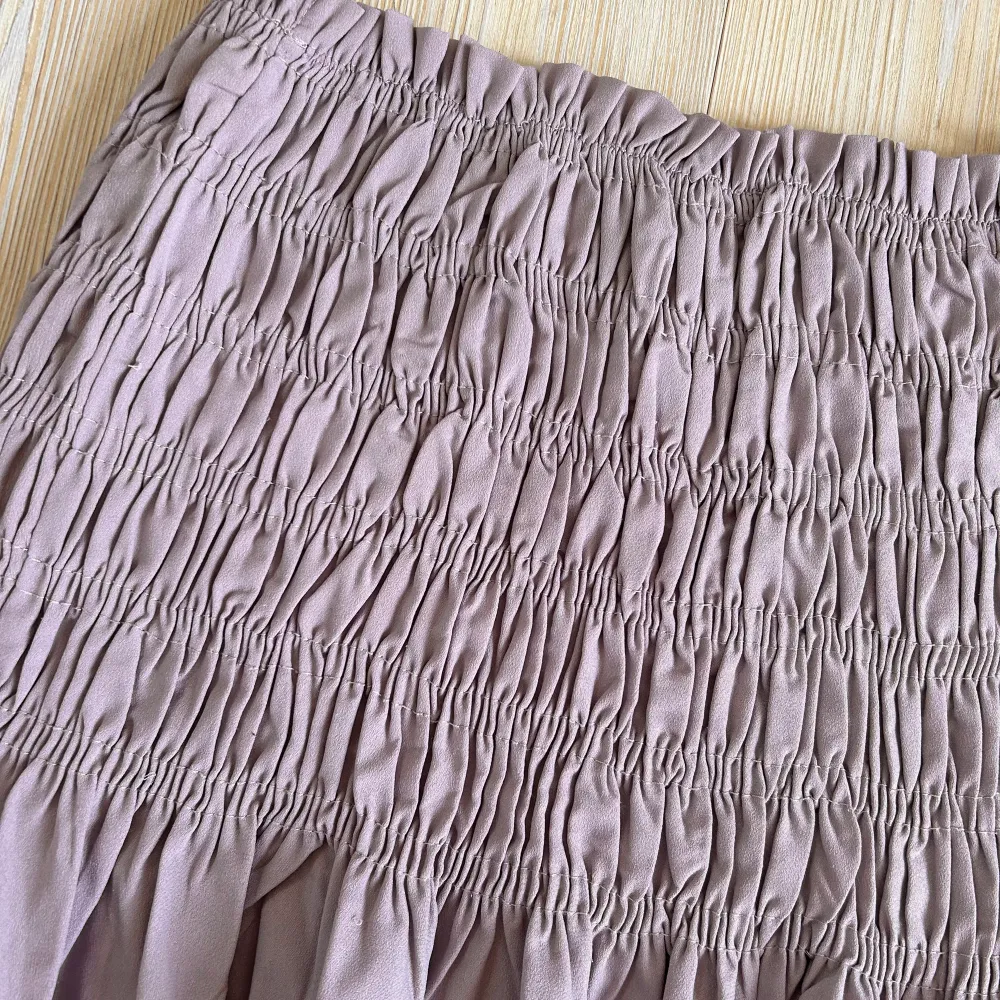 Såå fin lila kjol från Neo Noir!🌸 Nyskick och nästan aldrig använd✨ Står ej storlek men skulle säga att de är xs-m🤗. Kjolar.